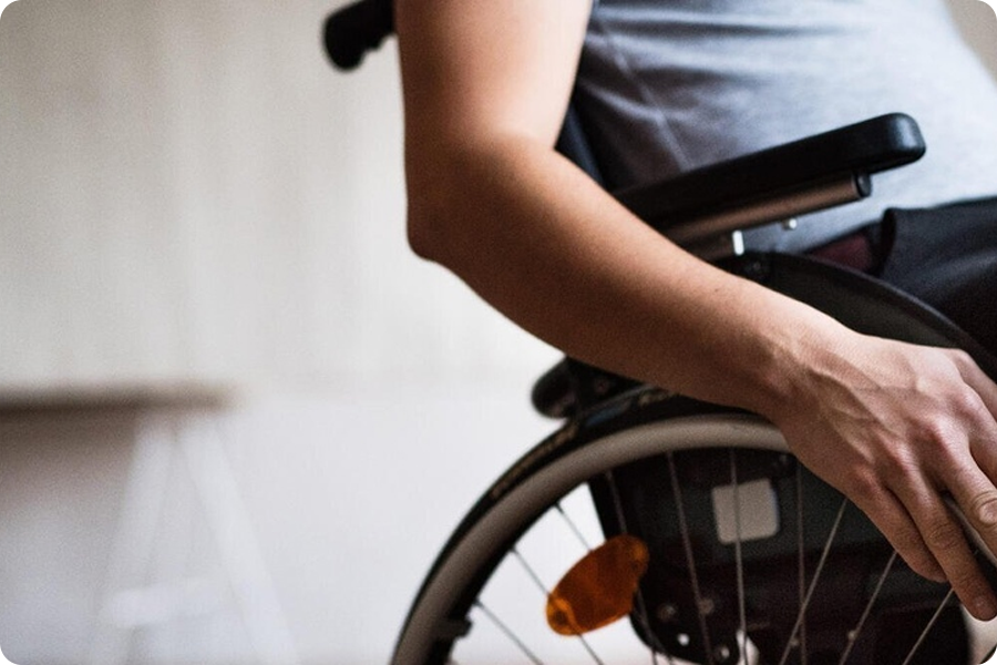 Hareket kabiliyeti sınırlı olanlar için: Bağımsız hareketi mümkün kılar ve günlük görevler ve ayak işleri için seyahati destekler.